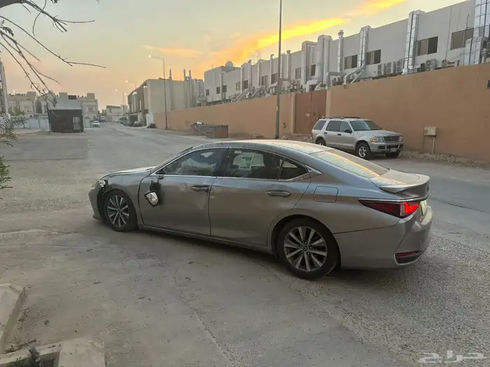 لكزس هايبرد 2020 ES مصدومه 3