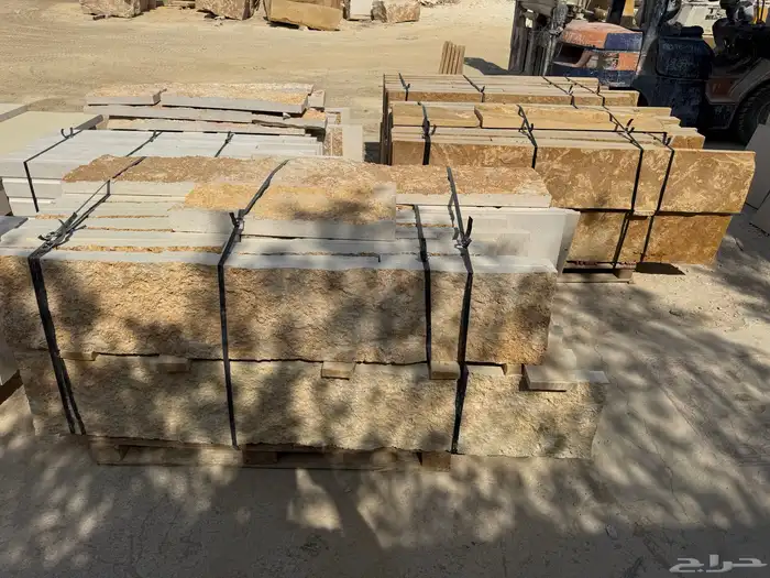 حجر وجه جبل ابيض وأصفر 5