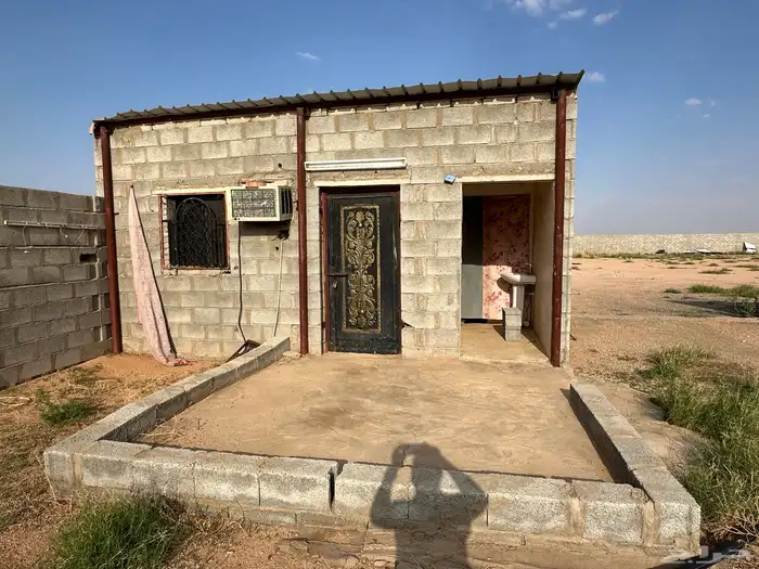 استراحة مكتملة الخدمات الموقع بداية عشيره خلف محطة تنومه 2ك 17