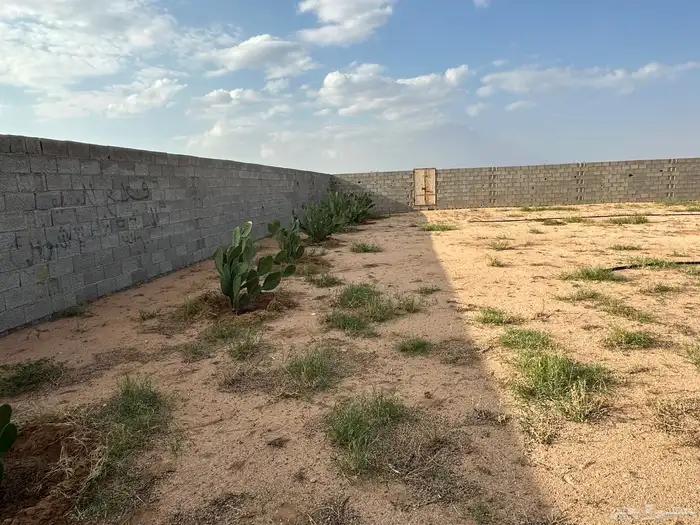 استراحة مكتملة الخدمات الموقع بداية عشيره خلف محطة تنومه 2ك 19