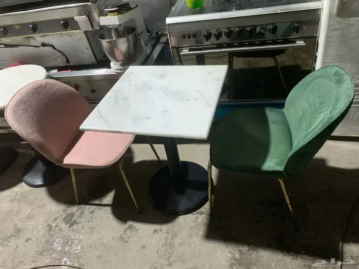 معدات مطعم وكفي شبه جديدة 0