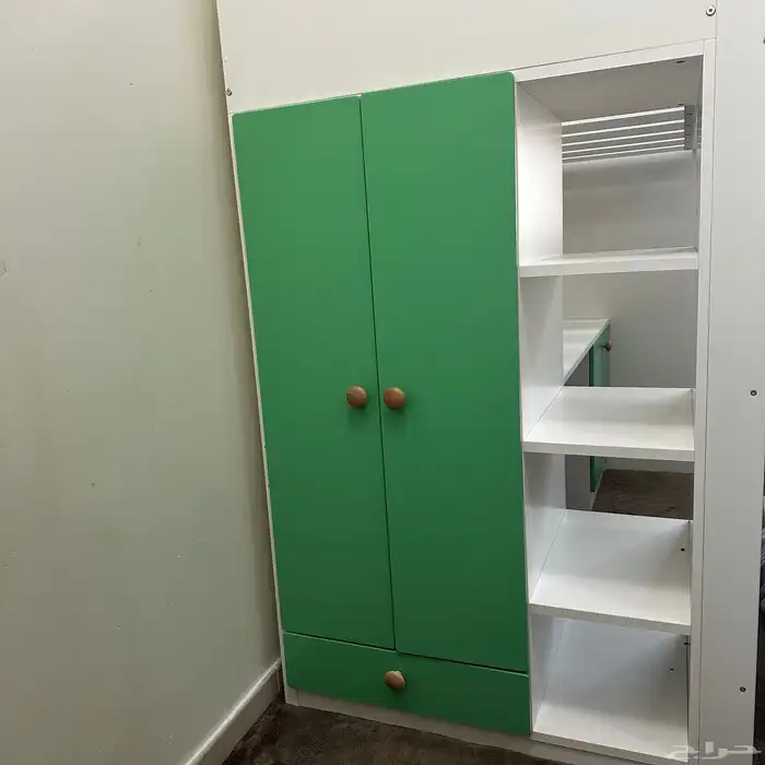 سرير اطفال و مكتب و دولاب ملابس 1