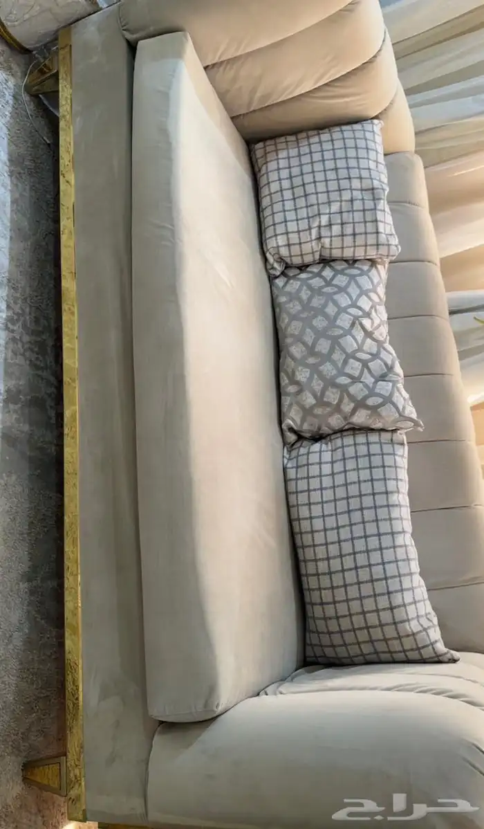 طقم كنب كلاسيكي فخم مع طقم طاولات استل استيل ذهبي 1