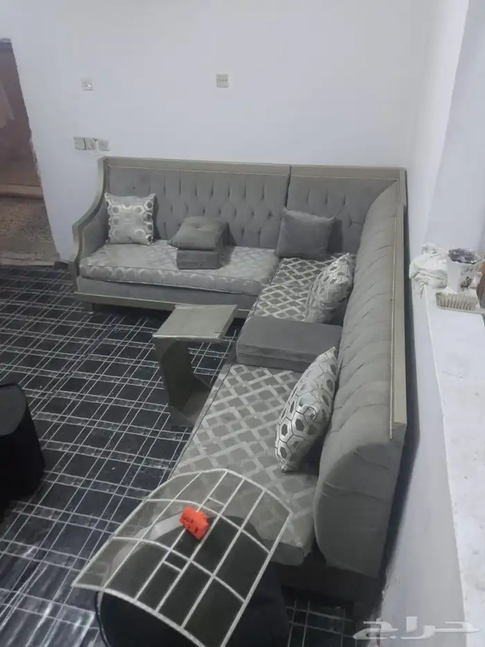 كنب للبيع مع كرسي مستخدمه ونظيفه 0