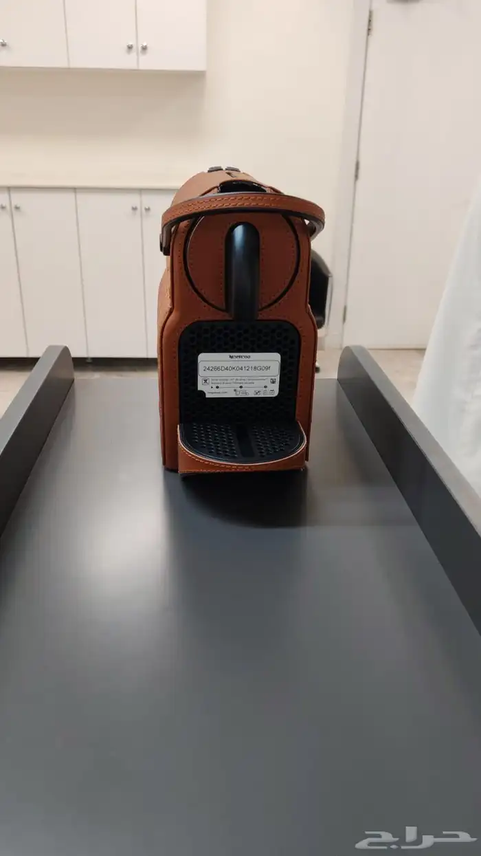 مكينة قهوة DeLonghi بطقم فاخر ونظافة عالية 5