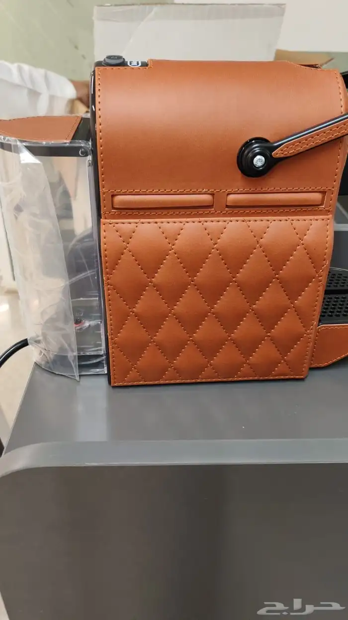 مكينة قهوة DeLonghi بطقم فاخر ونظافة عالية 3