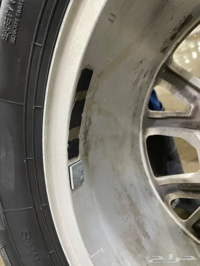 للبيع 4 جنوط جمس اصليه GM مع الكفرات 11