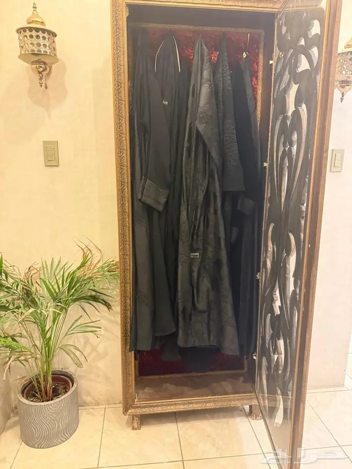 دولاب عبايات خشب معلق بالجدار 0