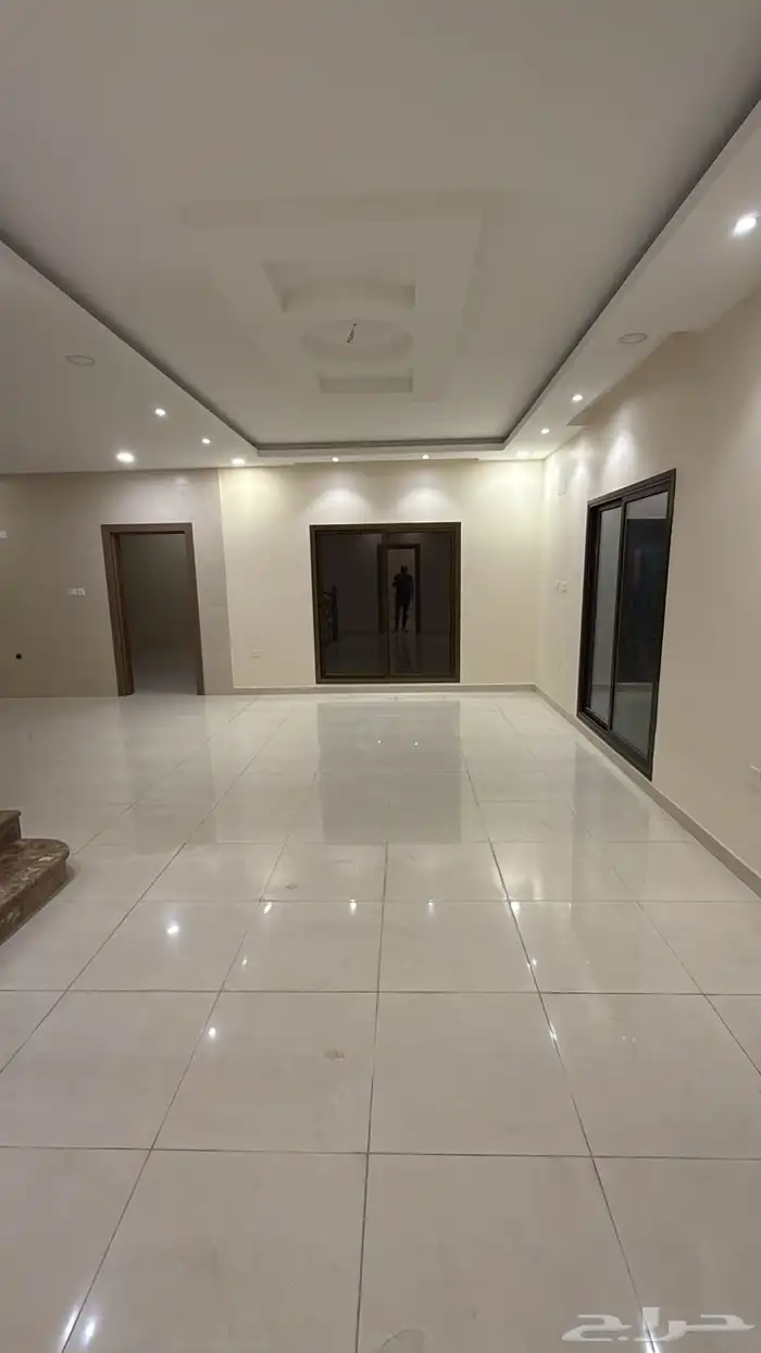 فله زاويه مفصوله بالكامل بمساحه 324 م بالخبر العزيزيه 1