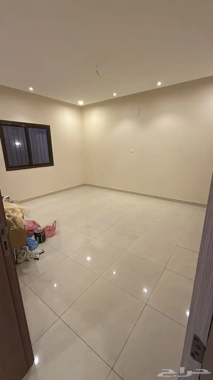 فله زاويه مفصوله بالكامل بمساحه 324 م بالخبر العزيزيه 10