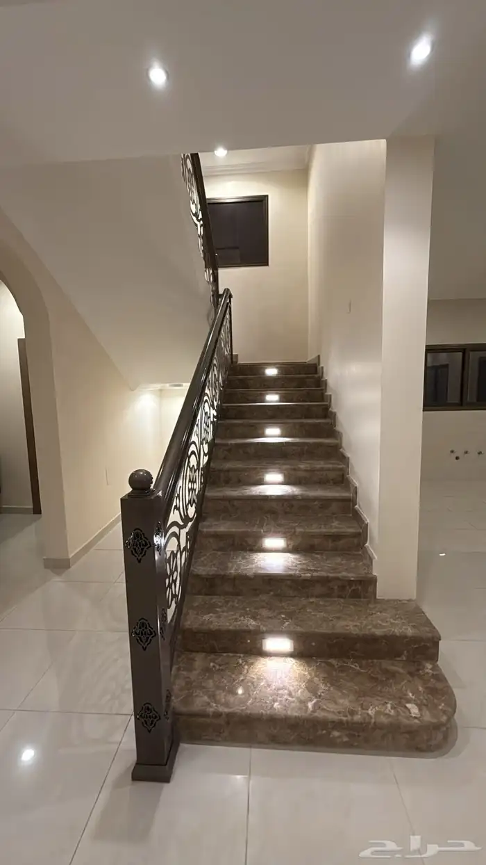 فله زاويه مفصوله بالكامل بمساحه 324 م بالخبر العزيزيه 3