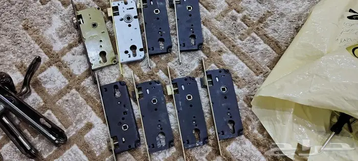 للبيع اغراض عدد وكوالين أبواب وشاحن بطاريات ع الكهرباء 15