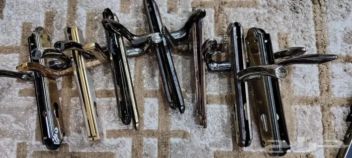 للبيع اغراض عدد وكوالين أبواب وشاحن بطاريات ع الكهرباء 14