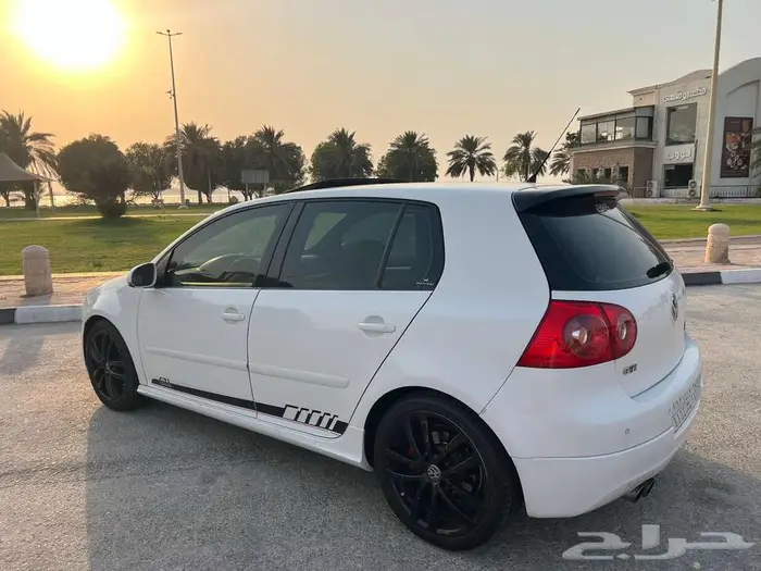 فولكس فاجن قولف GTI لون أبيض 3