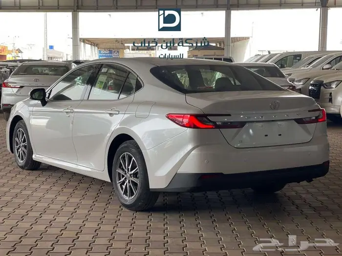 تويوتا كامري E 2025 استلام فوري لدى شركة ابن ذياب للسيارات 5