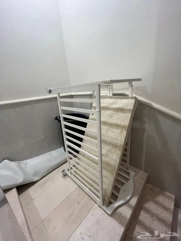 سرير اطفال و دولاب ادراج 3