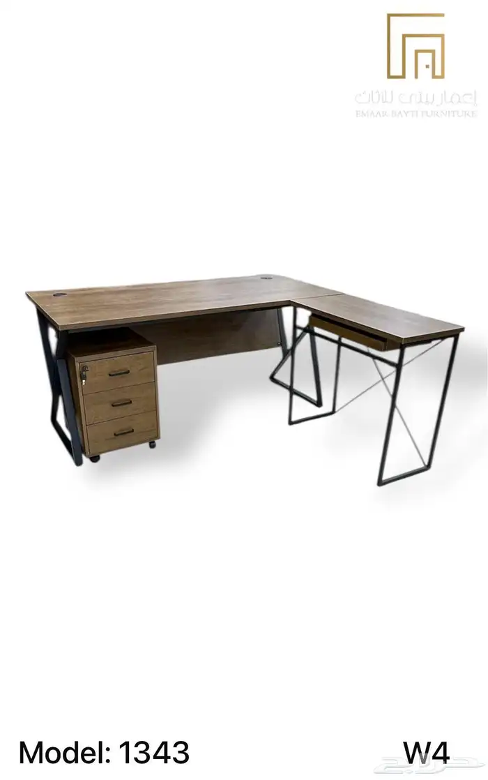 مكتب مدير عصري بتصميم فخم ومساحة عمل كبيرة 9