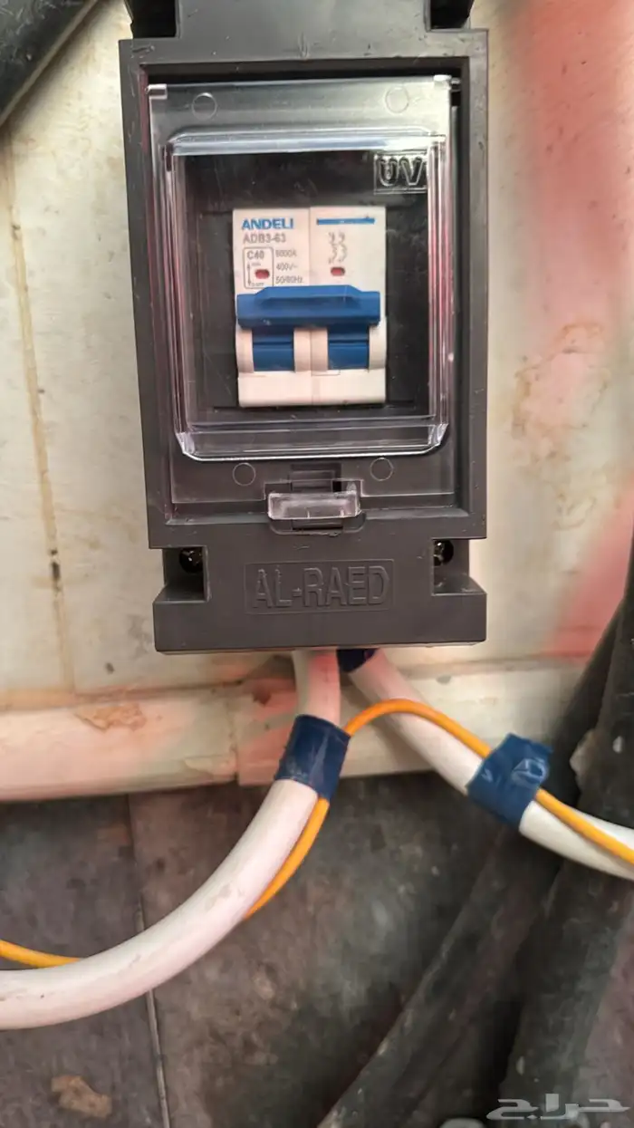 مهندس كهرباء معتمد يركب شواحن كهربائية لسيرات الكهرباء 2