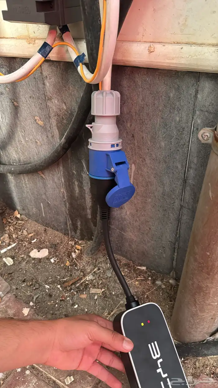 مهندس كهرباء معتمد يركب شواحن كهربائية لسيرات الكهرباء 3