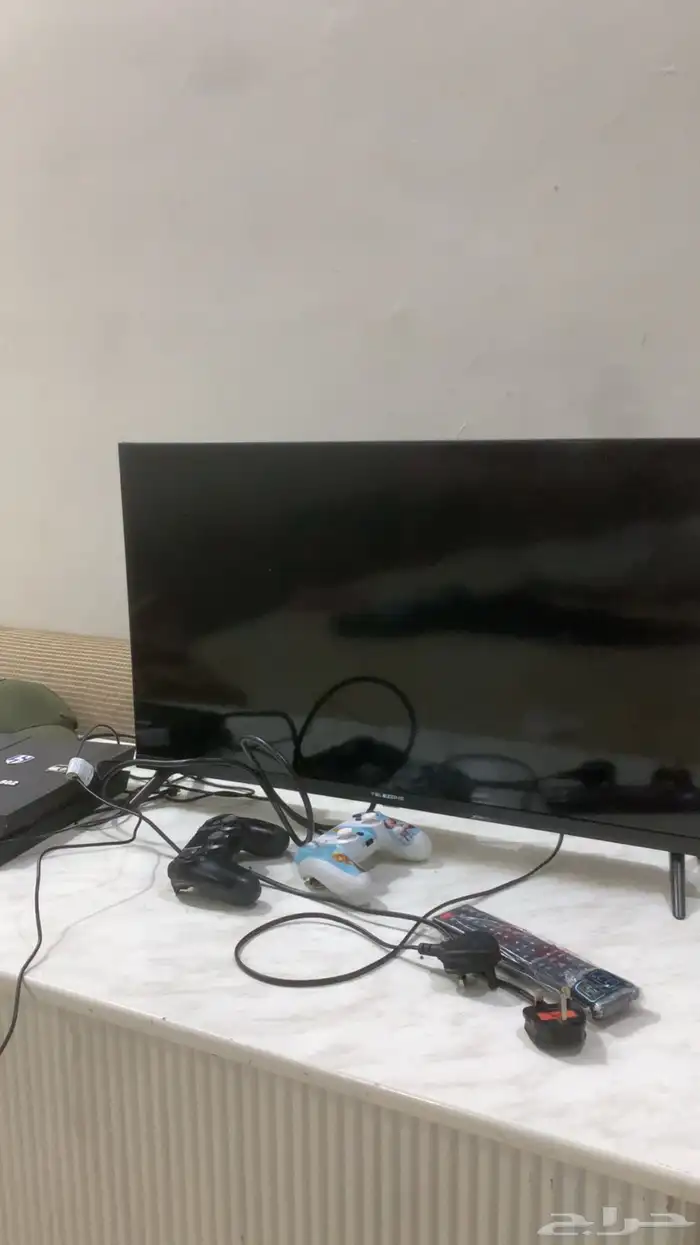 سوني فور مع يدتين 800 قيقا ومعاه شريط مصارعه وتلفزيون 1