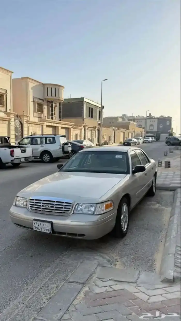 فورد كراون فكتوريا 2012 ممشى قليل 10