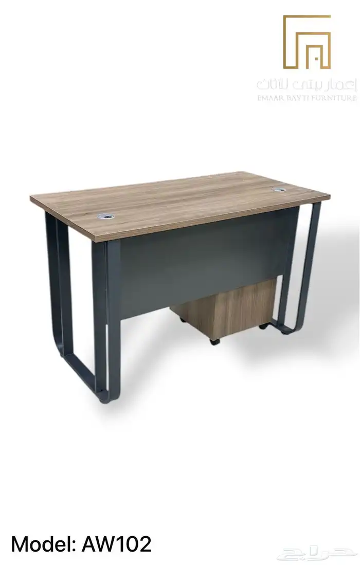 مكتب مدير عصري بتصميم فخم ومساحة عمل كبيرة 1