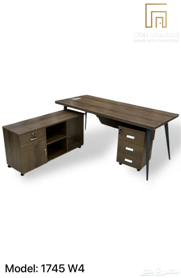 مكتب مدير عصري بتصميم فخم ومساحة عمل كبيرة 3