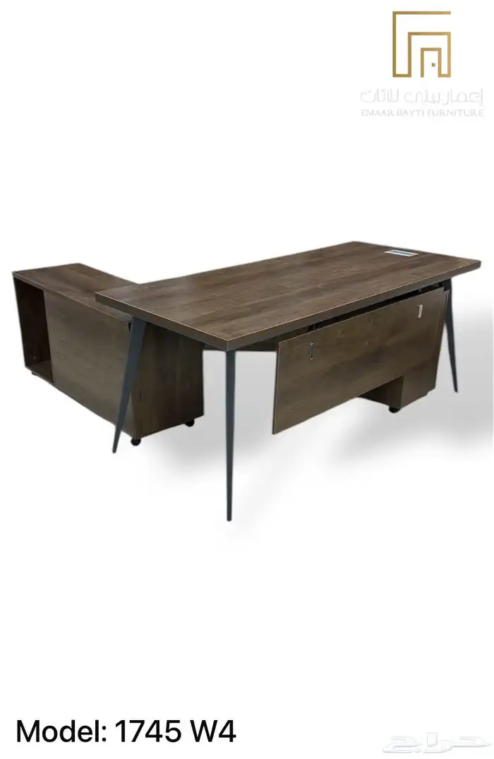 مكتب مدير عصري بتصميم فخم ومساحة عمل كبيرة 2