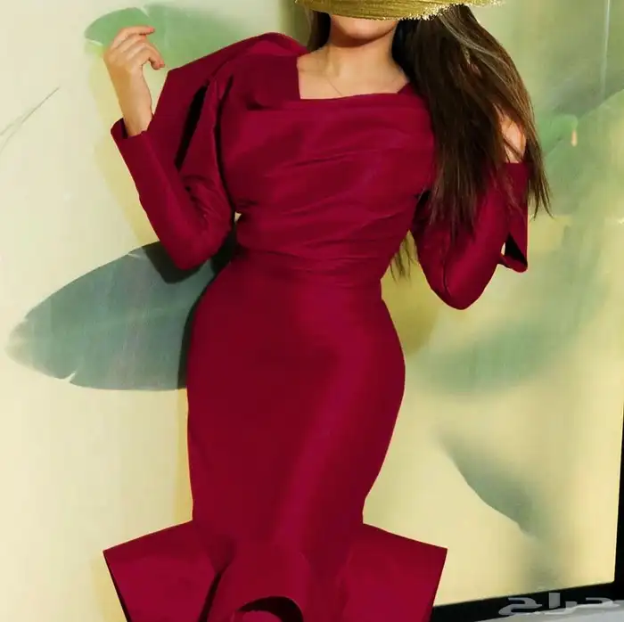 فستان برغندي فخم من المصممة Gq 1
