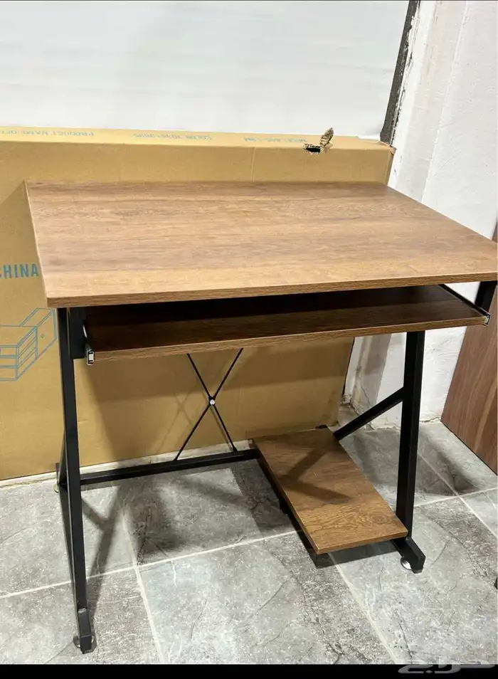 مكتب مدير عصري بتصميم فخم ومساحة عمل كبيرة 30