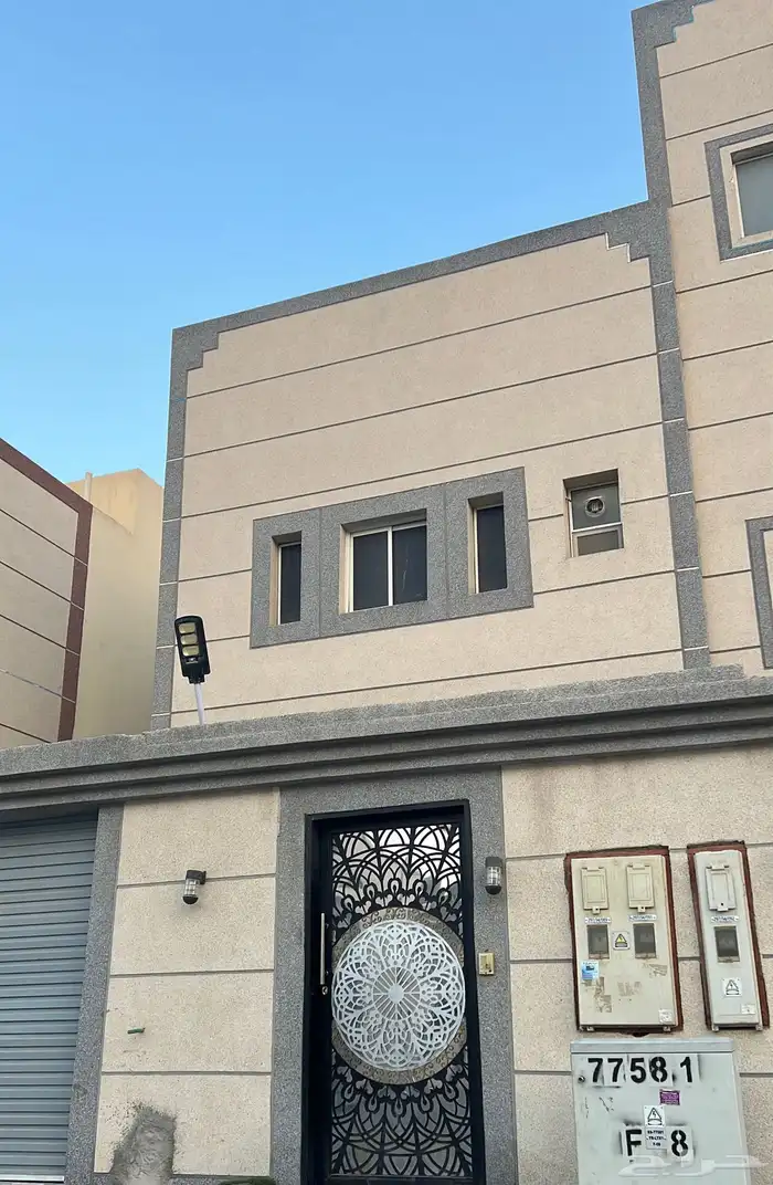 دور للبيع مساحة 250 متر 3