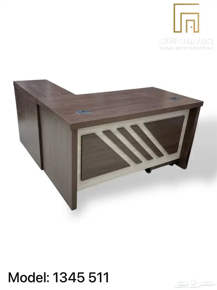 مكتب مدير عصري بتصميم فخم ومساحة عمل كبيرة 27