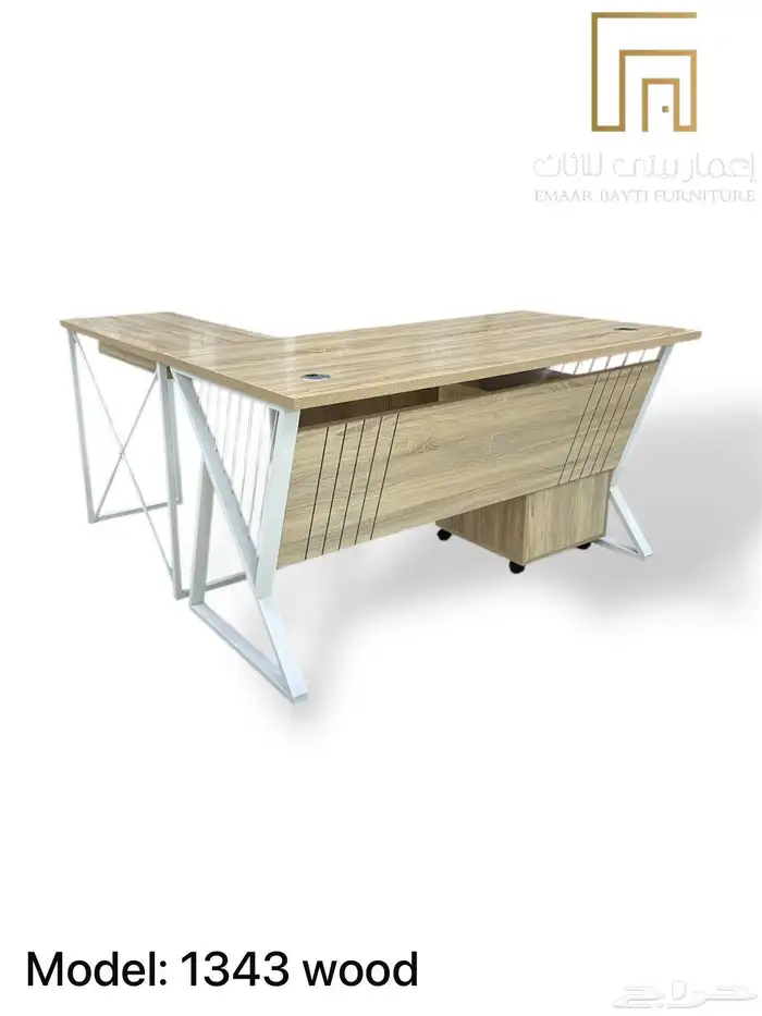 مكتب مدير عصري بتصميم فخم ومساحة عمل كبيرة 7