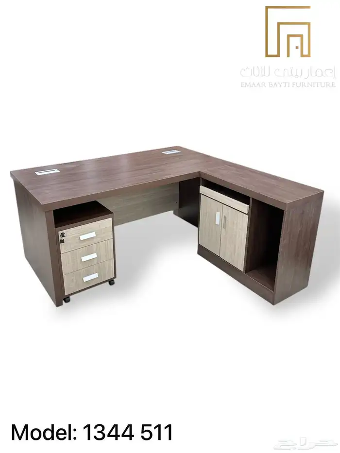 مكتب مدير عصري بتصميم فخم ومساحة عمل كبيرة 25