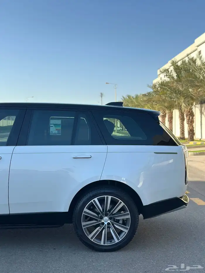 رنج روفر HSE 2024 شبه جديد ناغي على الضمان والصيانة 8
