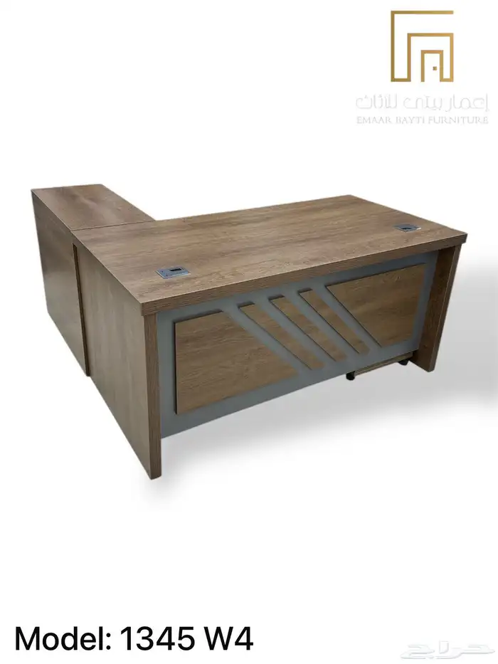 مكتب مدير عصري بتصميم فخم ومساحة عمل كبيرة 21