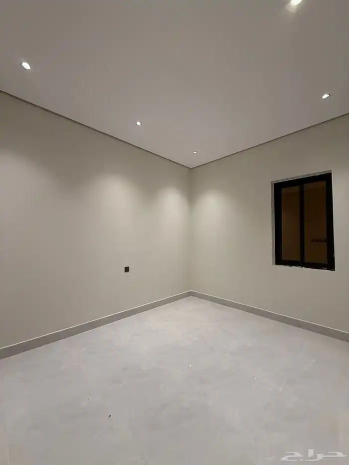 لبيع فله روف علوي مدخل خاص بحي الاخضر 11