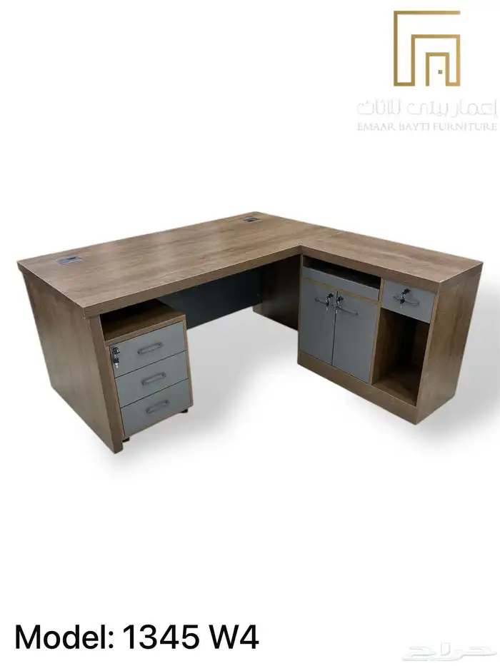 مكتب مدير عصري بتصميم فخم ومساحة عمل كبيرة 22