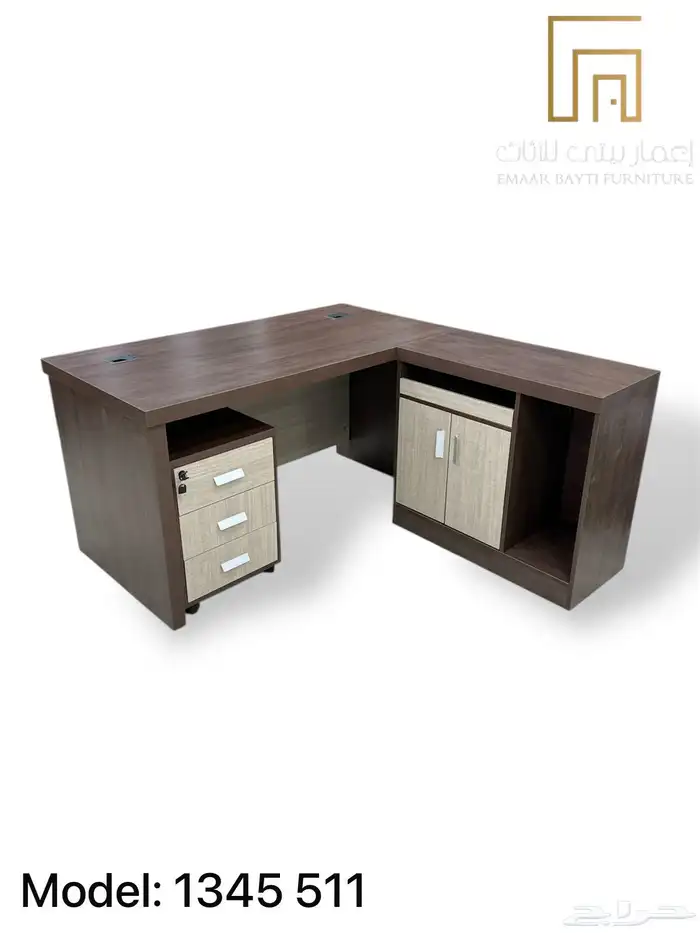 مكتب مدير عصري بتصميم فخم ومساحة عمل كبيرة 23