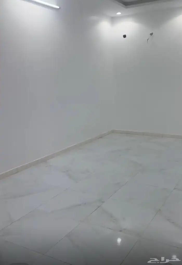 شقة بحي الرياض 5 غرف الدفع شهري 2000 3