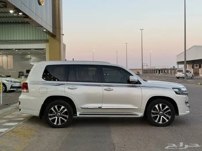 تويوتا لاندكروزر GXR 2019 بريمي V8 فل كامل 1