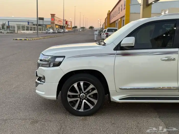 تويوتا لاندكروزر GXR 2019 بريمي V8 فل كامل 5
