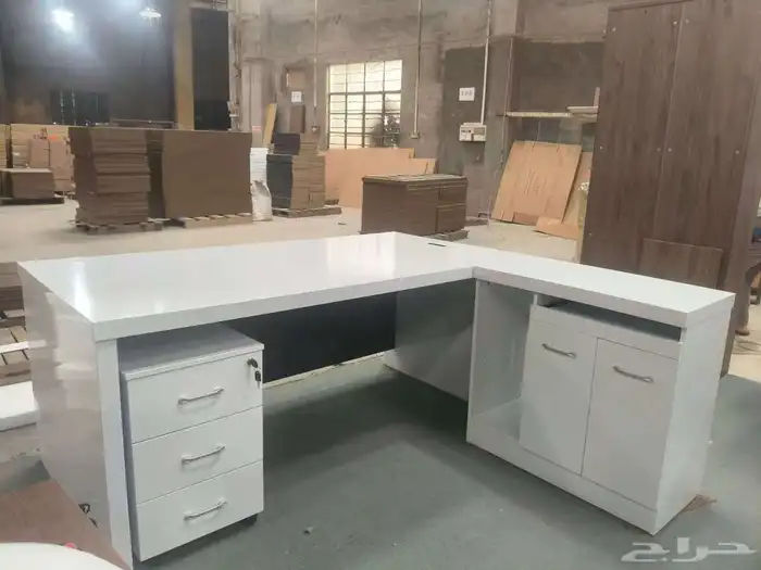 مكتب مدير عصري بتصميم فخم ومساحة عمل كبيرة 77