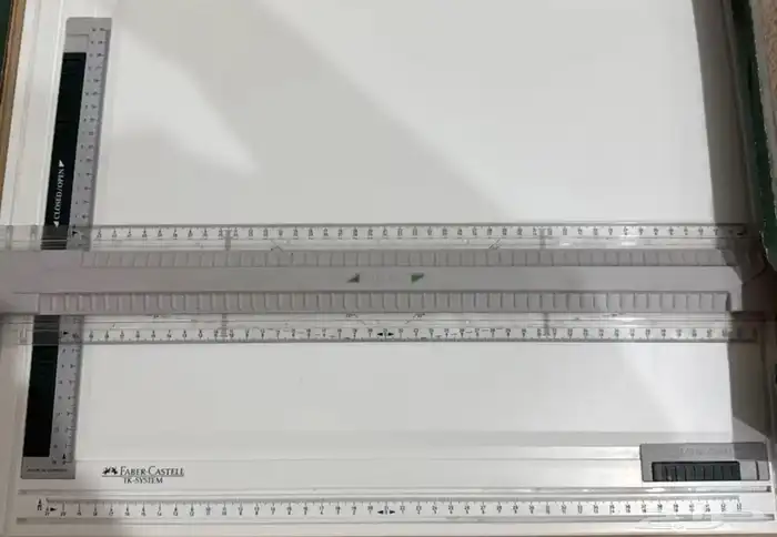 لوحة رسم هندسي للبيع السبب عدم الحاجه لها 0