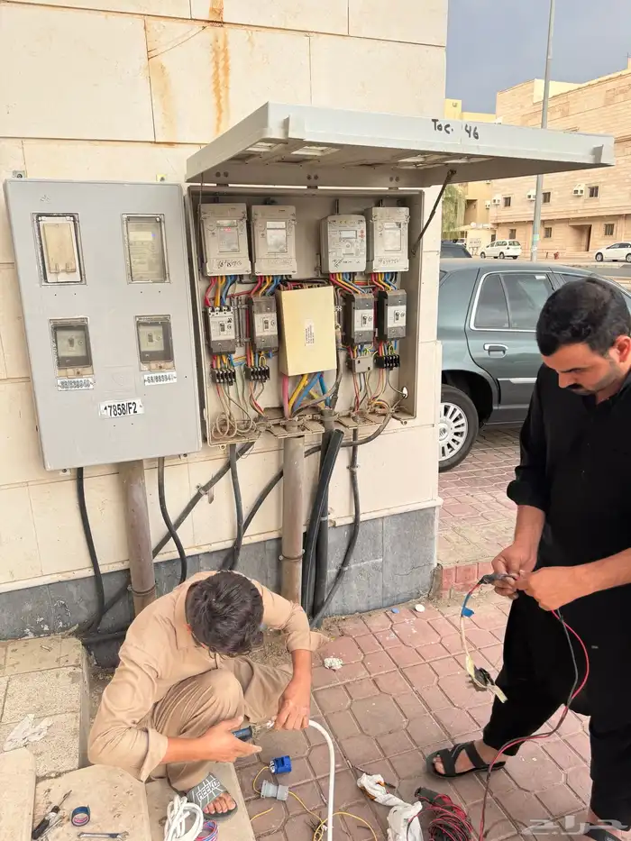 مهندس كهرباء معتمد يركب شواحن كهربائية لسيرات الكهرباء 0