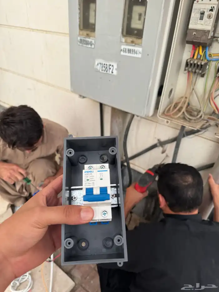 مهندس كهرباء معتمد يركب شواحن كهربائية لسيرات الكهرباء 1