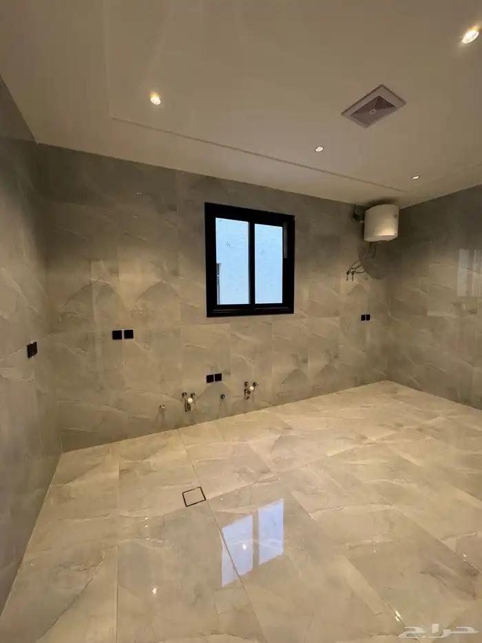 للبيع دور أول مساحه مميزه حي الجنادريه 4