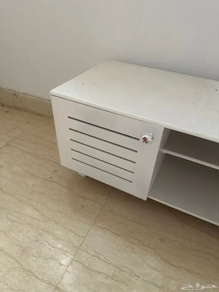 مكتبة تلفزيون على الشرط تحتاج تمسيح بس وعلى الشرط جديده 1