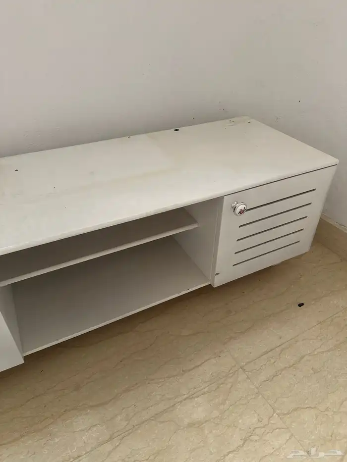 مكتبة تلفزيون على الشرط تحتاج تمسيح بس وعلى الشرط جديده 0