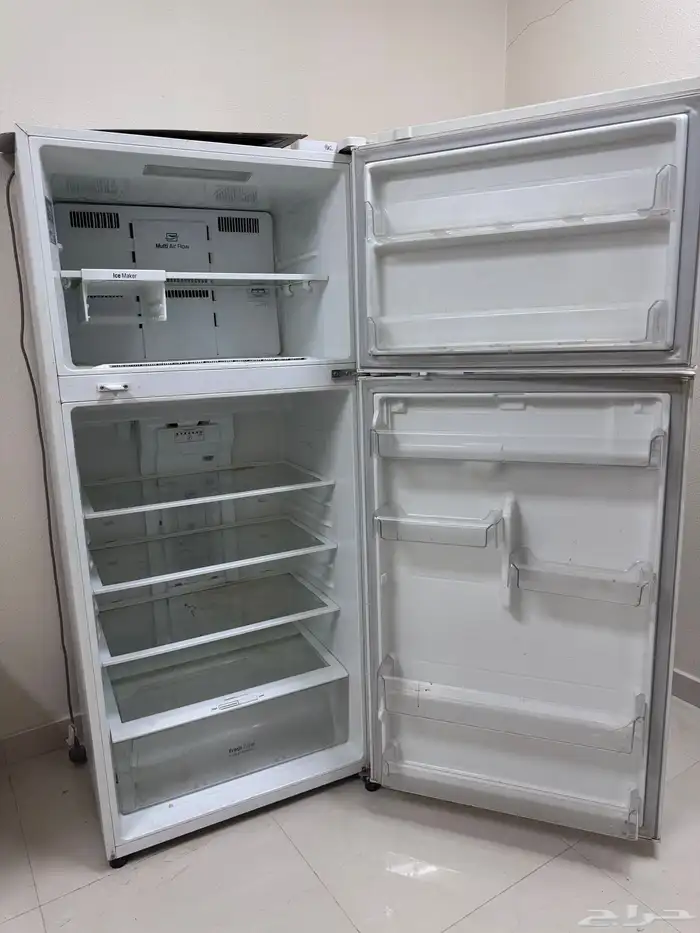 2 ثلاجات كبيره للبيع تحتاج صيانه السعر 200 الثلاجتين ا 2
